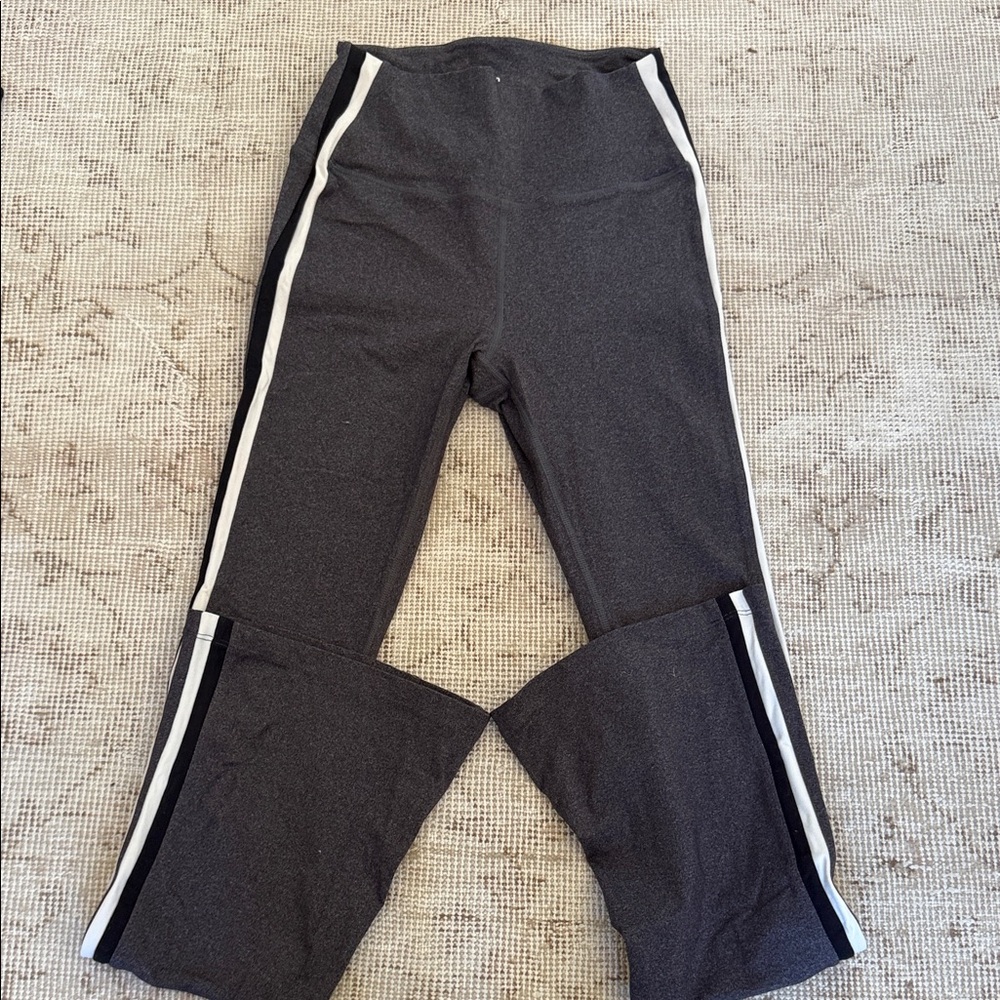 Splits 59
HIGH WAIST FLARED LEGGING
Gray with black/white stripe
Small